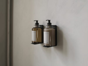 frama st.pauls apothecary čelični zidni držači za losione i sapune primjer na zidu